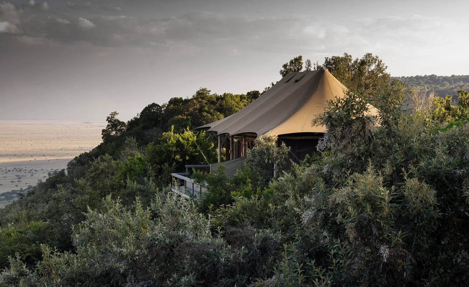 Escarpment-edge tented suite