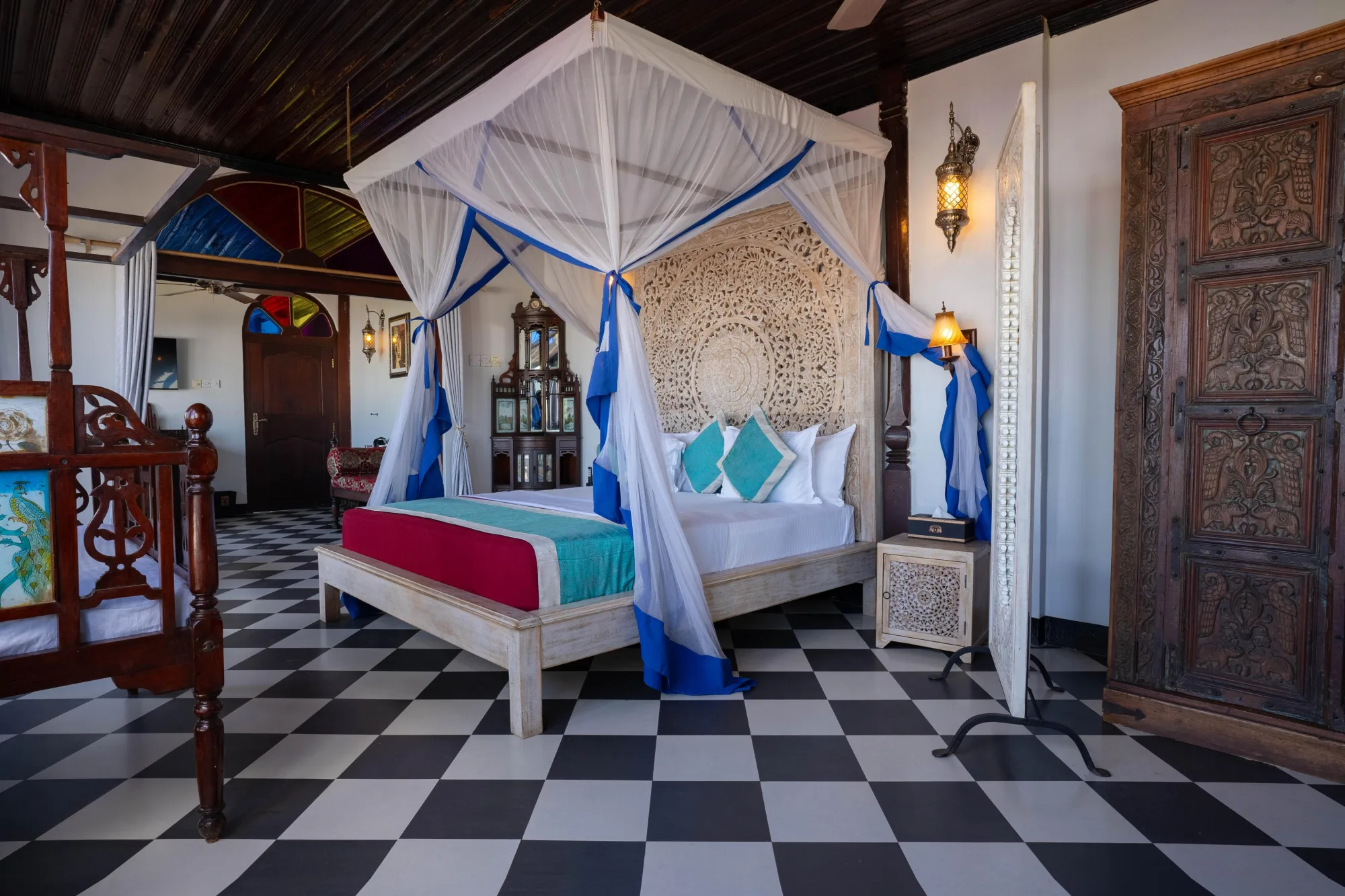 Antique-furnished suite