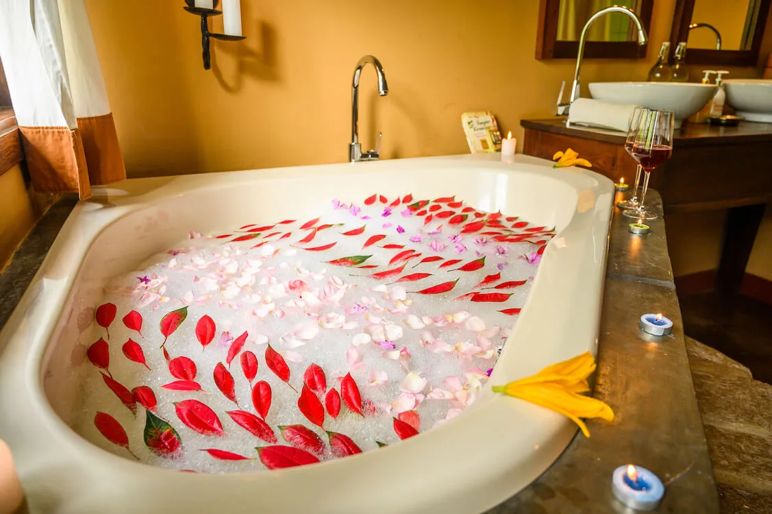 Guest-room bathtub