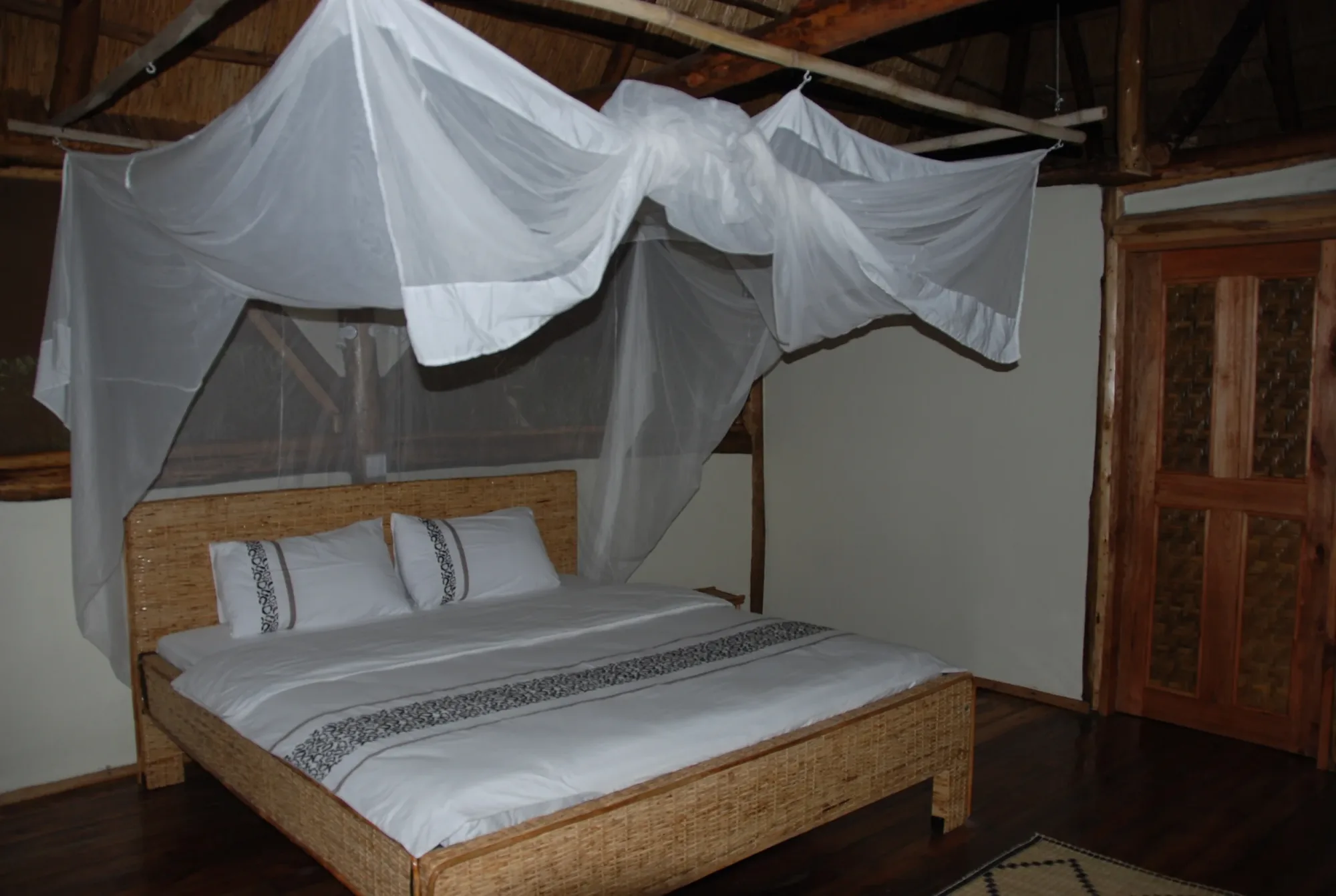 Natural-material cottage room