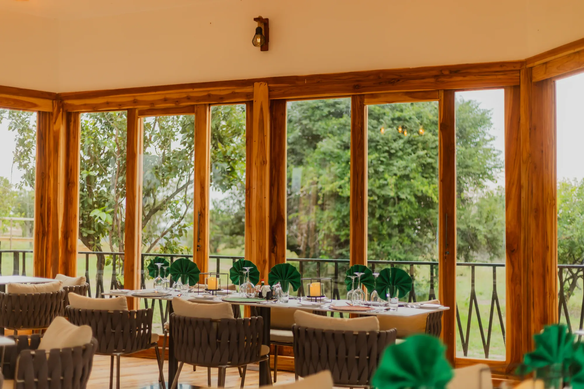 Meals are served in a glass-walled dining room with views over the migration route.