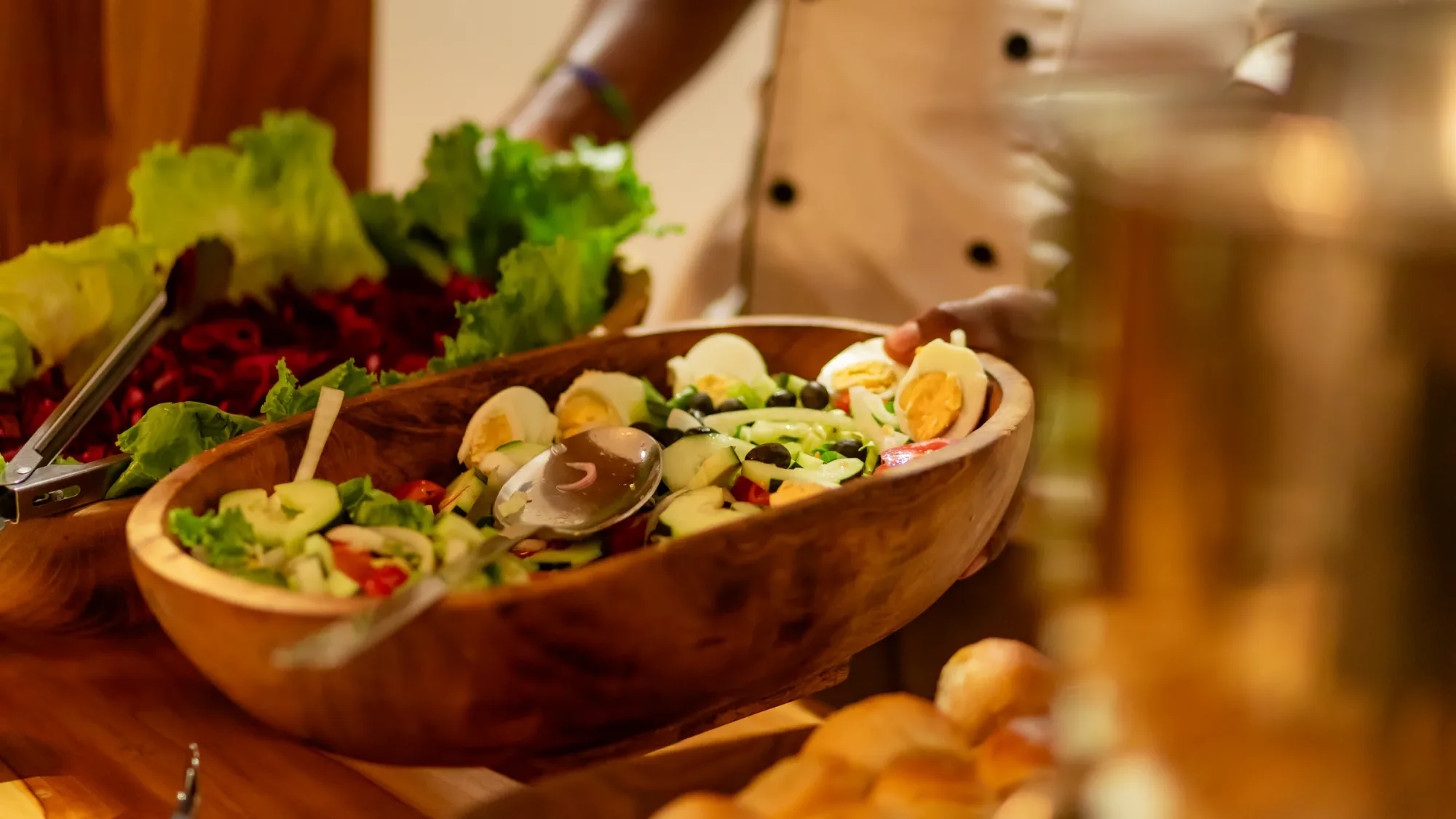 Buffet-style lunches showcase fresh salads and seasonal produce.