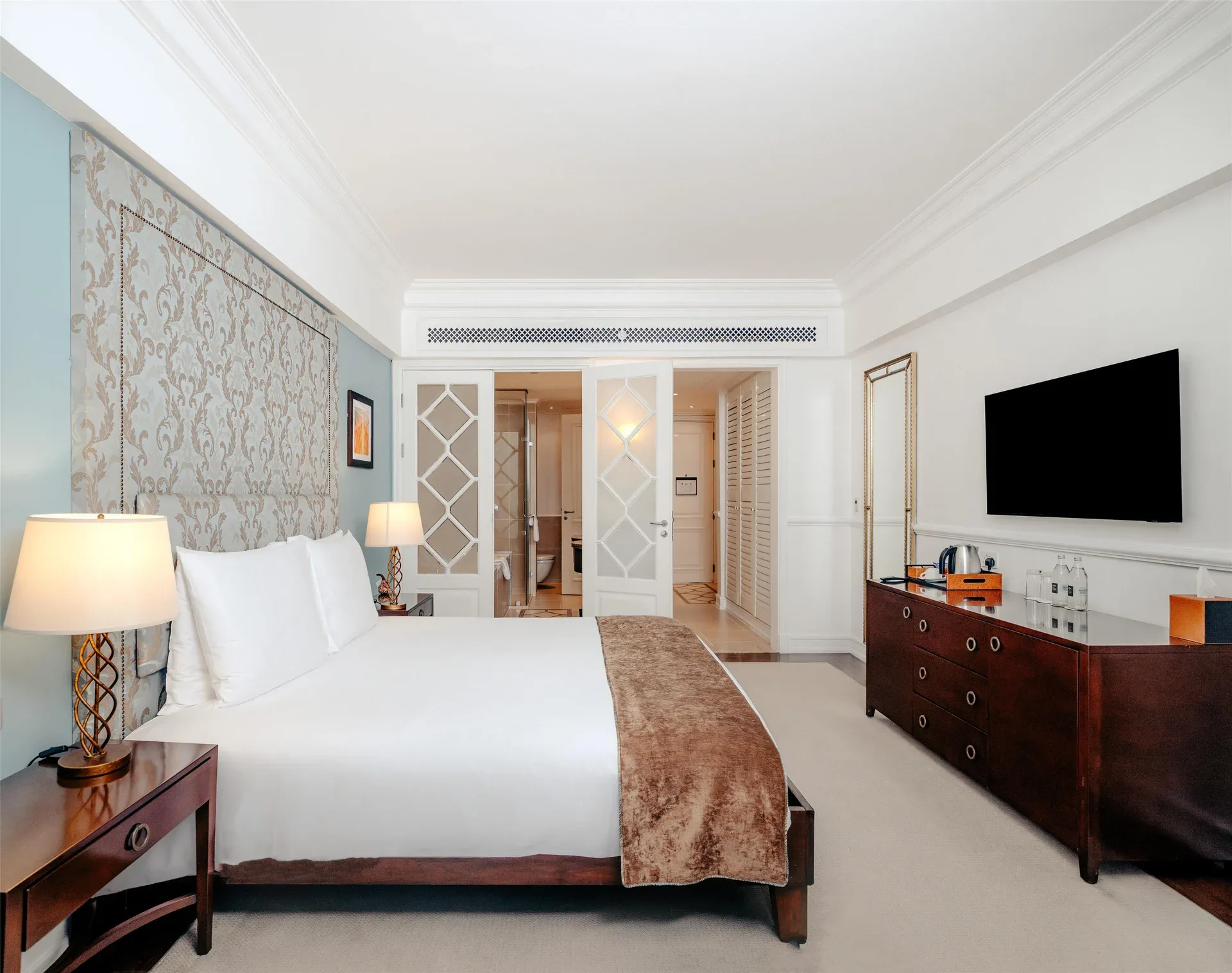 Deluxe king room