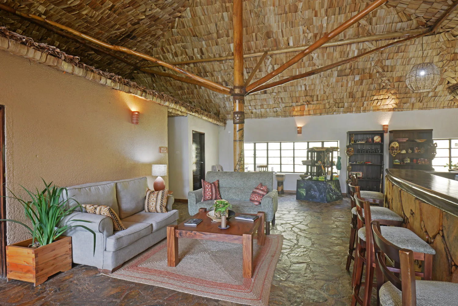 Bar & lounge