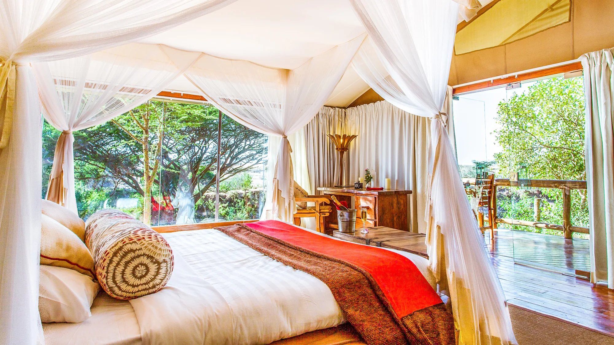 Four-poster honeymoon tent
