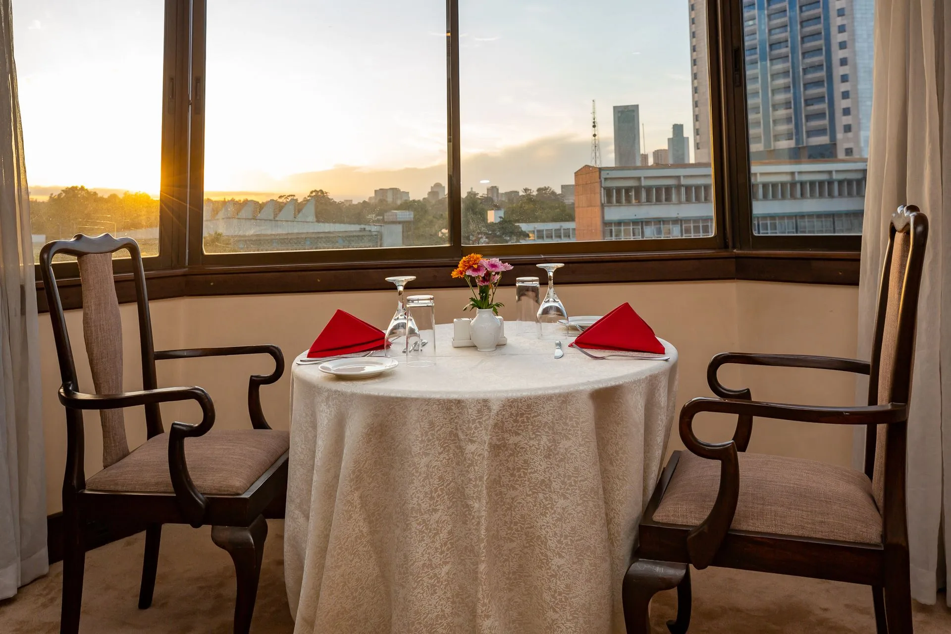 Suite dining and city view