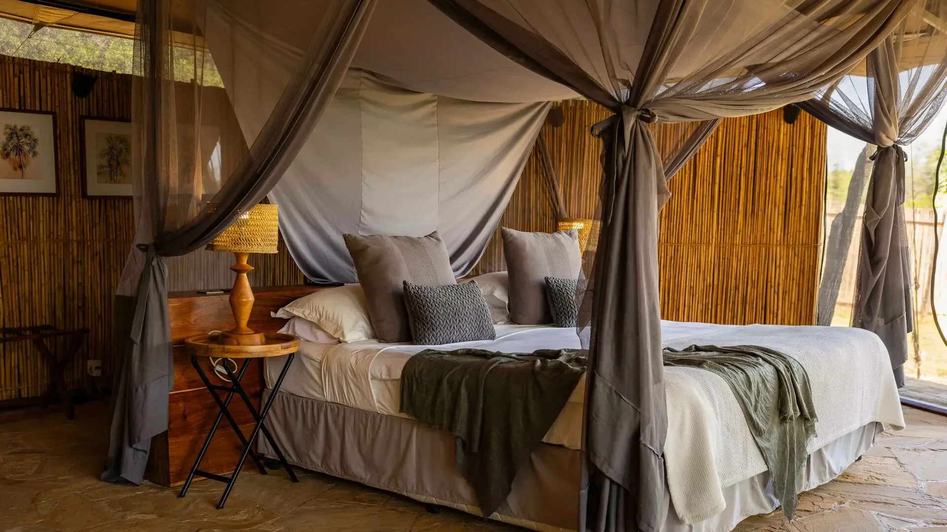 Stretch-canvas guest tent bedroom