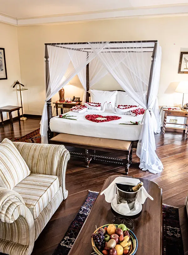 Four-poster business suite
