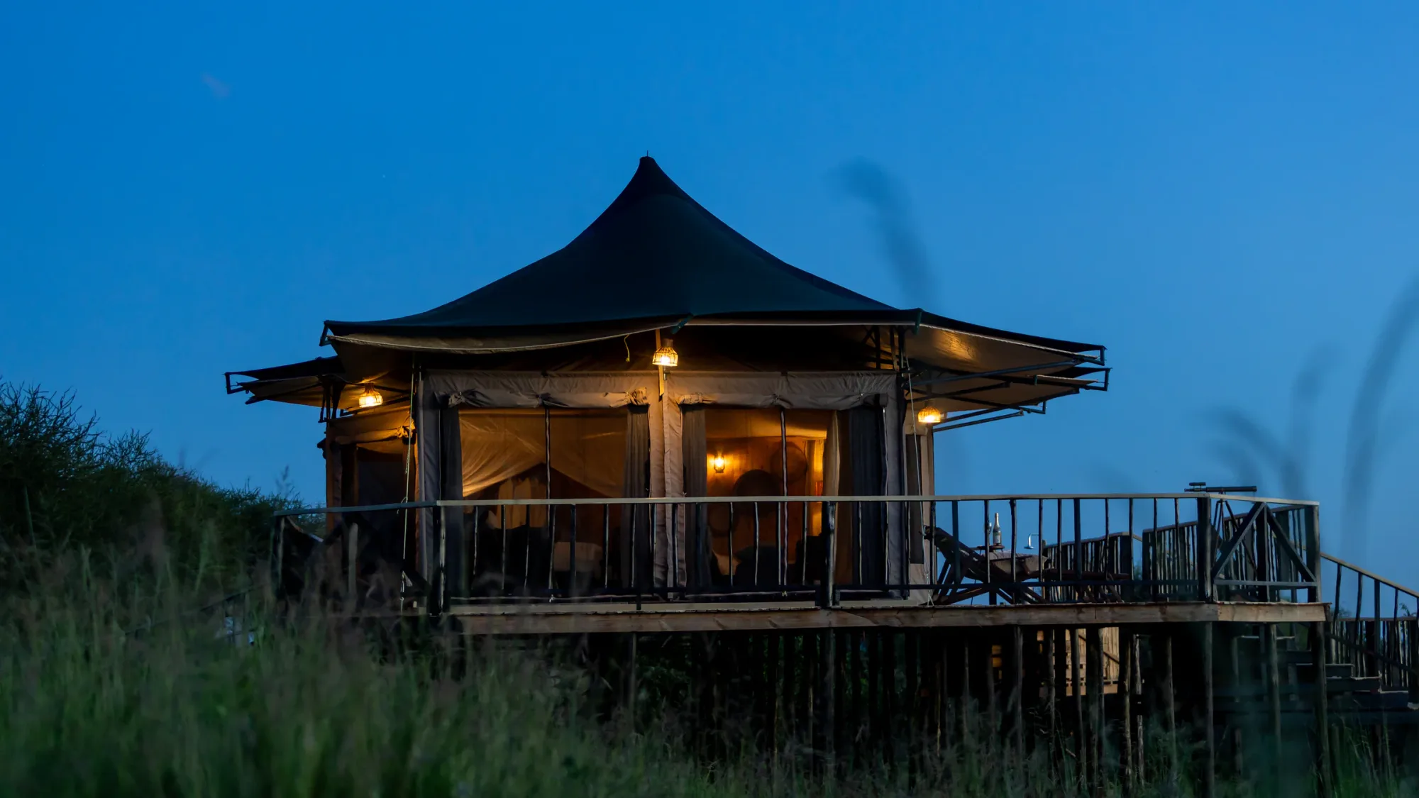 A telescope and chilled sundowners set the scene for evening stargazing.