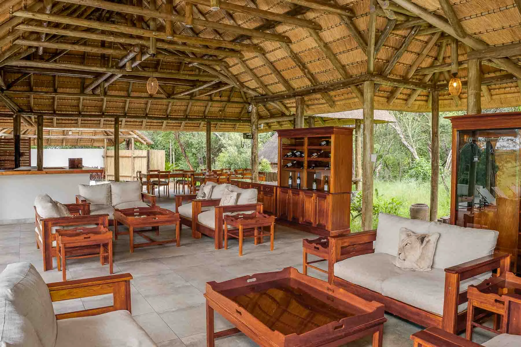 Open-sided camp lounge