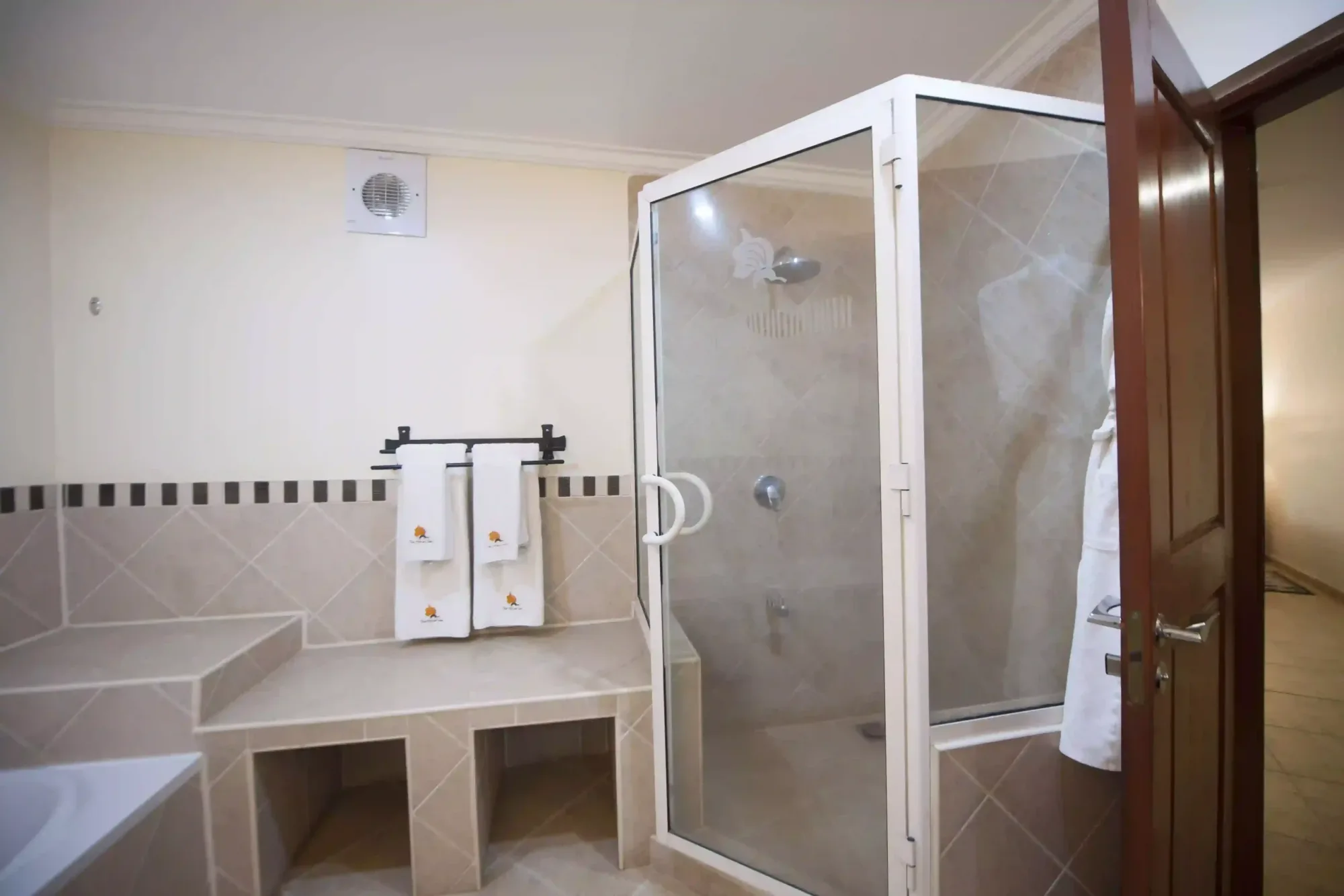 Suite bathroom